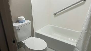Kombinasi shower/bathtub dan perlengkapan mandi gratis