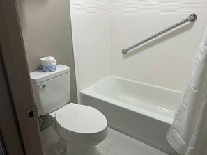 Tina con regadera, amenidades de baño gratuitas, secadora de cabello 