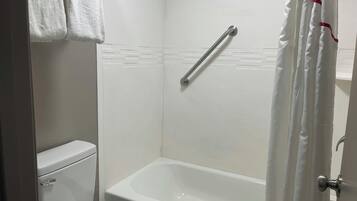 Een bad/douchecombinatie, gratis toiletartikelen, een haardroger