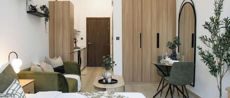 Tabla de planchar con plancha, wifi gratis y ropa de cama