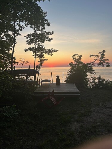Waterfront Spacious 4 bedroom beach lake house in beautiful Brimley-Bay Mills