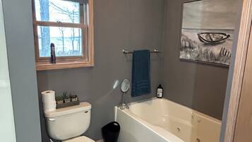 Baignoire Ă jets, sĂšche-cheveux, serviettes fournies, papier toilette