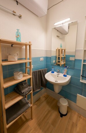 Bathroom - Apartment with patio near the beach (Isola Rossa)
