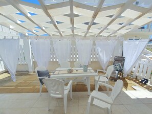 Outdoor dining - Apartment with patio near the beach (Isola Rossa)