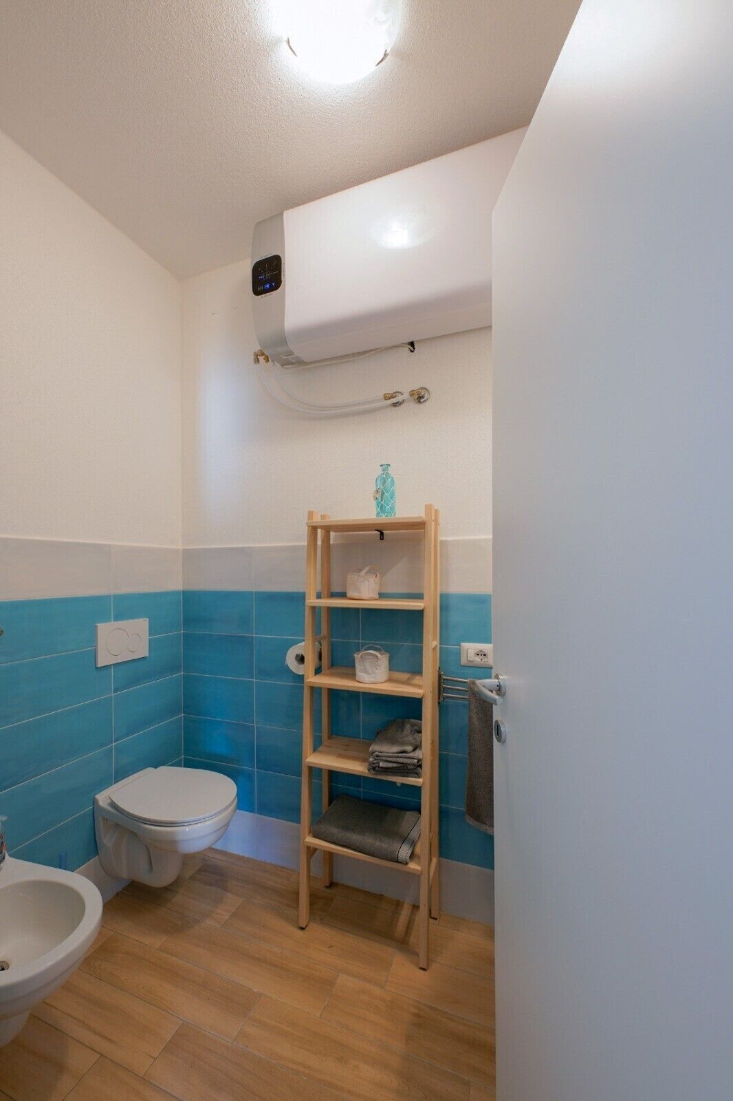 Een haardroger, een bidet, handdoeken, zeep