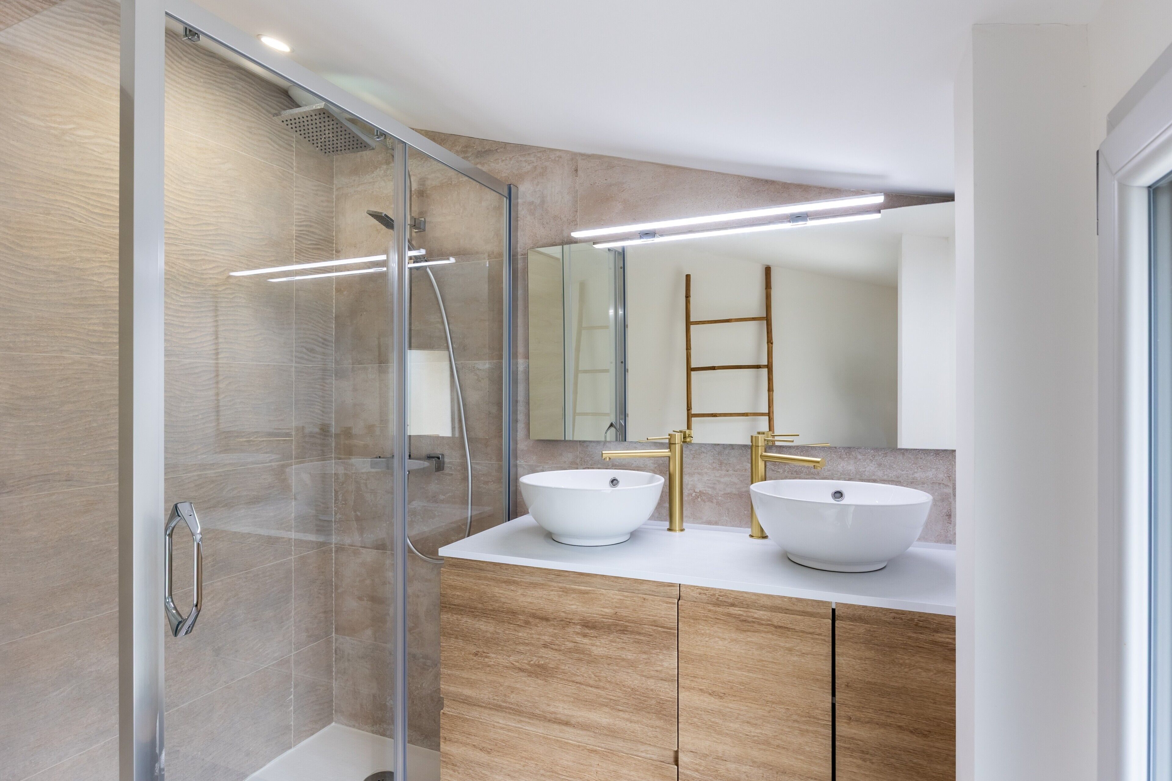 Shower, hair dryer, towels