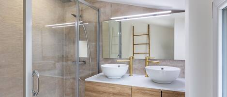 Douche, séchoir à cheveux, serviettes fournies