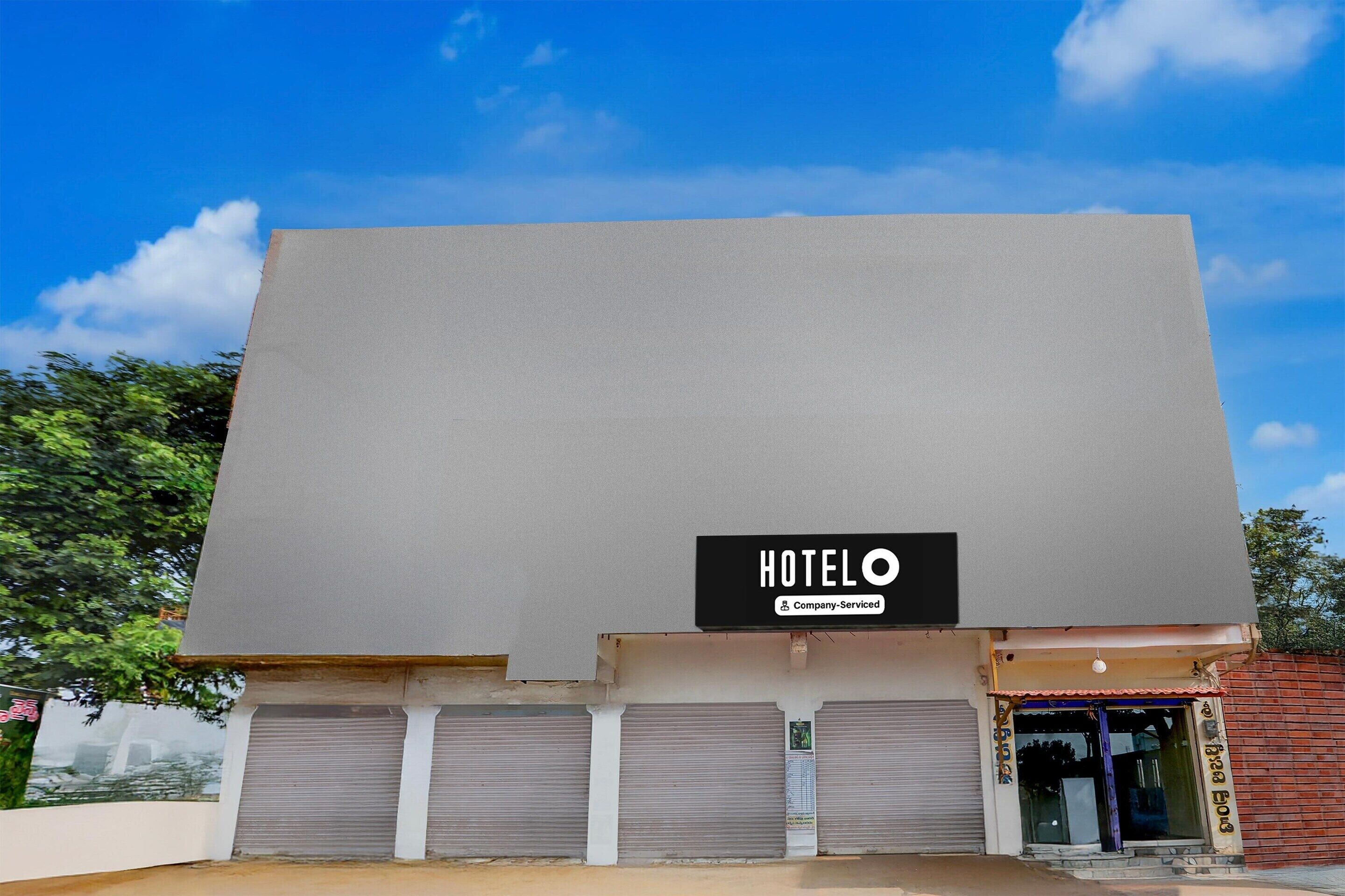 Un hotel llamado 'HOTEL O', con un cartel que indica que es un establecimiento de servicios empresariales.