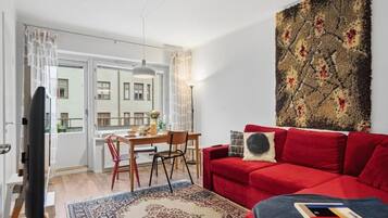 Departamento, balcón, vista a la ciudad | Área de sala de estar
