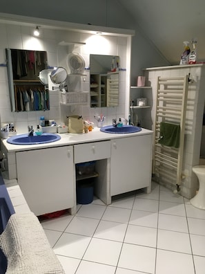 Bathroom - Vrbo Property (Vallières sur Fier)