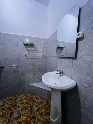 Douche, serviettes fournies, savon, papier toilette