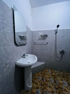 Douche, serviettes fournies, savon, papier toilette