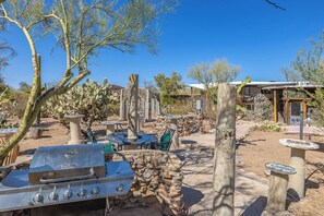 Outdoor dining - Tucson Bottle House - Guest House - New Listing Discounts! (Tucson)