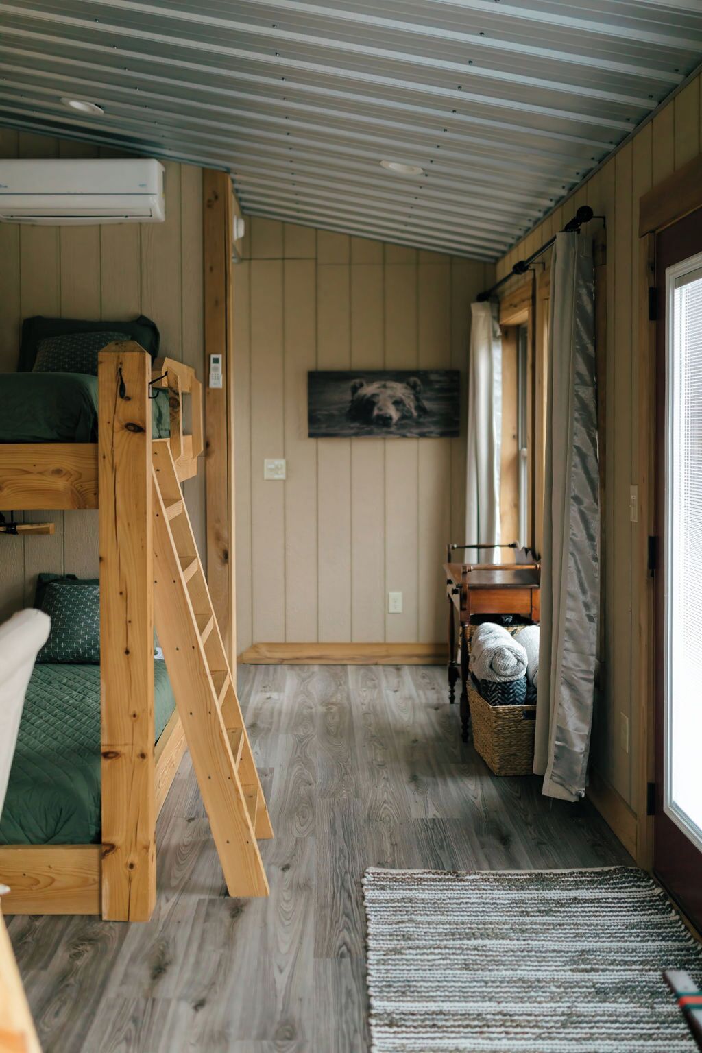 1 bedroom, internet, bed sheets