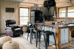 Private kitchen - The Cumberland Collective - Treehouse Cumberland river boat ramp (Burkesville)