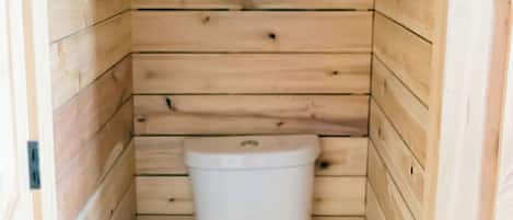Ducha, toallas, papel higiénico