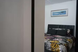 2 bedrooms, iron/ironing board, free WiFi, bed sheets - Sleeps 6 - Parking - Garden - Wifi - Bbq (Gravesend)