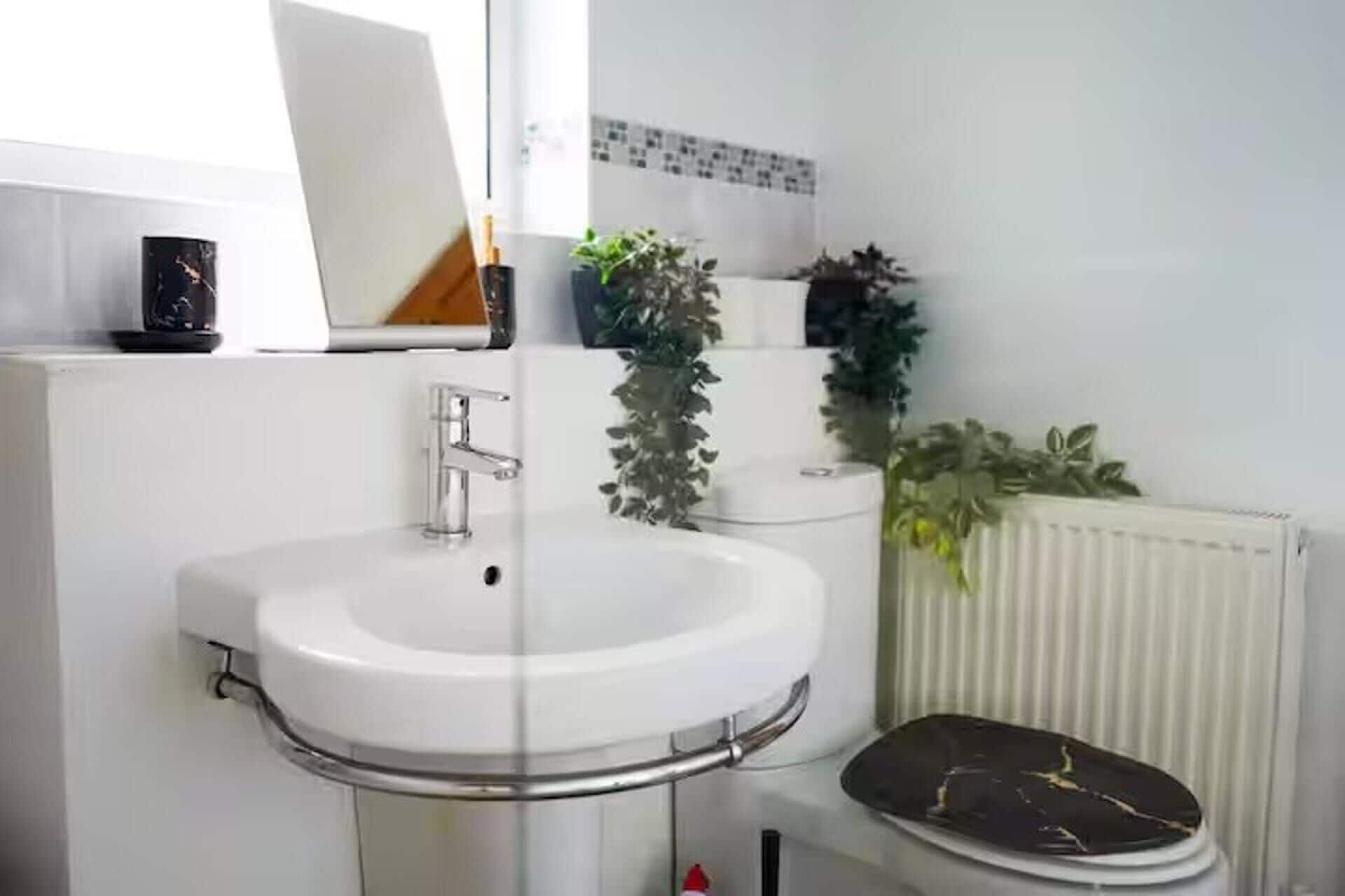 Combined shower/tub, deep soaking tub, hair dryer, towels