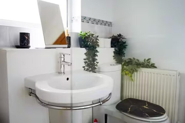 Ensemble baignoire-douche, baignoire profonde, séchoir à cheveux