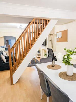 Interior - Sleeps 6 - Parking - Garden - Wifi - Bbq (Gravesend)