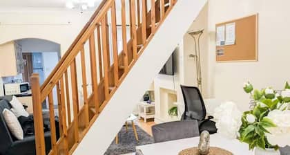Sleeps 6 - Parking - Garden - Wifi - Bbq