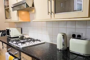 Refrigerador, microondas, horno y parrilla de estufa