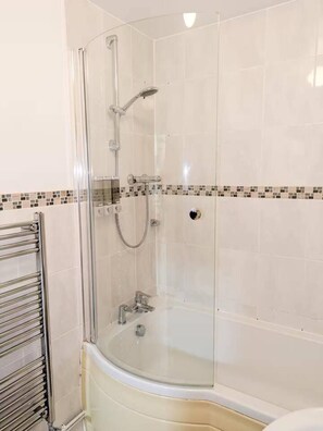 Ensemble baignoire-douche, baignoire profonde, séchoir à cheveux
