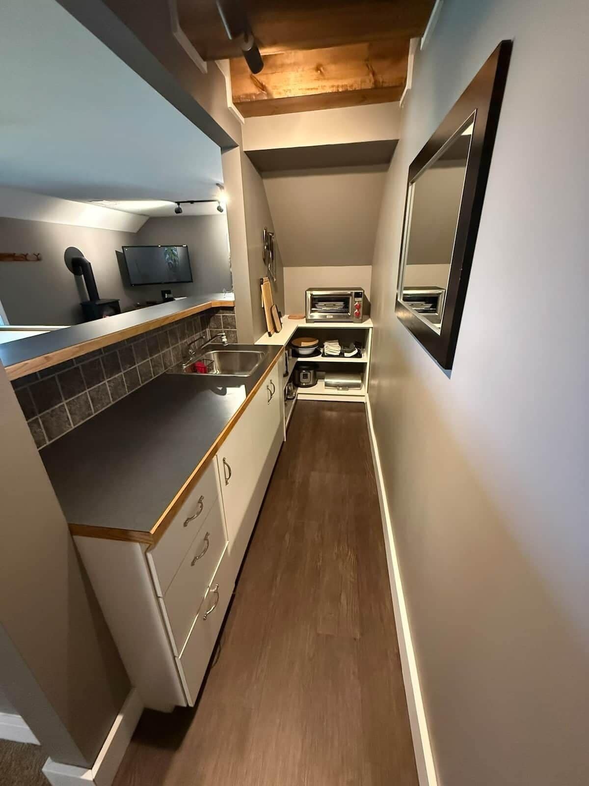 Kühlschrank, Mikrowelle, Ofen, Wasserkocher mit Kaffee-/Teezubehör
