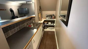 Kühlschrank, Mikrowelle, Ofen, Wasserkocher mit Kaffee-/Teezubehör