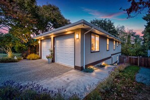 Una casa residenziale con garage, vialetto e giardino curato.