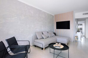 TV - Apartment 'Antibes Centre 3P Bonaparte' with Balcony and Wi-Fi (Antibes)