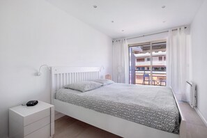 2 bedrooms, iron/ironing board, WiFi - Apartment 'Antibes Centre 3P Bonaparte' with Balcony and Wi-Fi (Antibes)