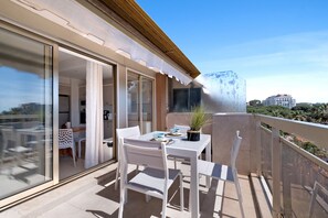 Outdoor dining - Apartment 'Antibes Centre 3P Bonaparte' with Balcony and Wi-Fi (Antibes)
