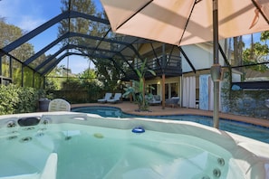 Piscina all'aperto, lettini