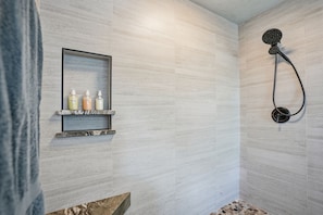 House, Multiple Beds, Pool Access, Pool View (13609 Heritage Way) | Bathroom | Towels