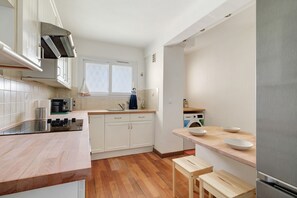 Fridge, microwave, oven, stovetop - “Antibes Centre 3-Room Bonaparte Apartment” with Balcony and Wi-Fi (Antibes)