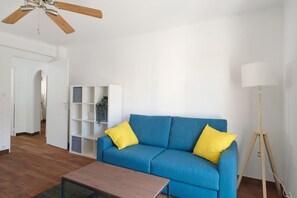 TV - “Antibes Centre 3-Room Bonaparte Apartment” with Balcony and Wi-Fi (Antibes)