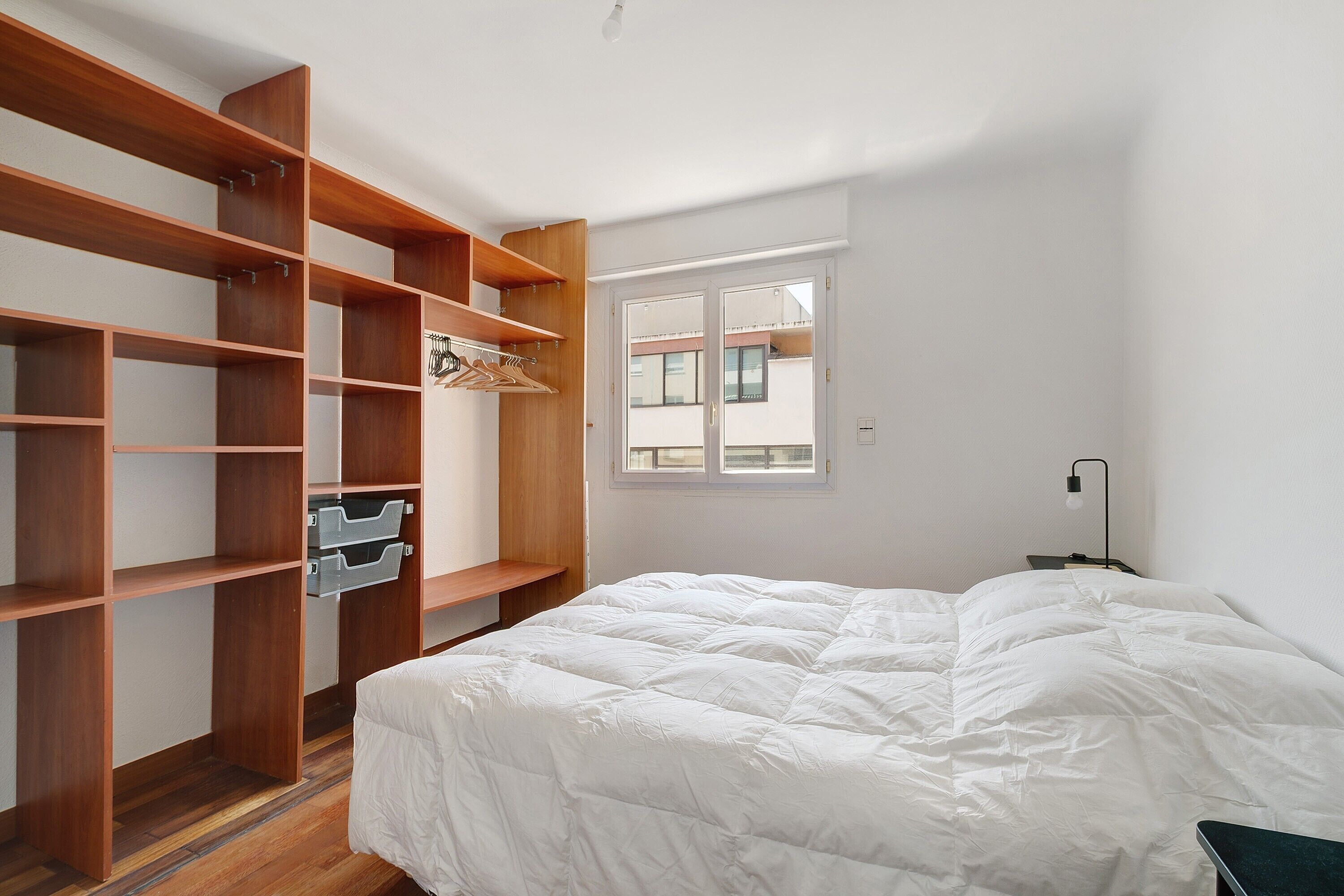 2 bedrooms, iron/ironing board, WiFi