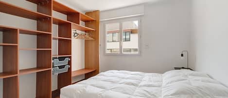 2 bedrooms, iron/ironing board, WiFi