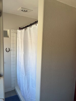 Shower, hair dryer, towels, soap - May Valley Ranch House (Lamar)