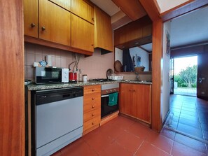 Fridge, microwave, oven, stovetop - Soltroia Mar - 3 bedroom villa with private patio and communal pool (Grândola)