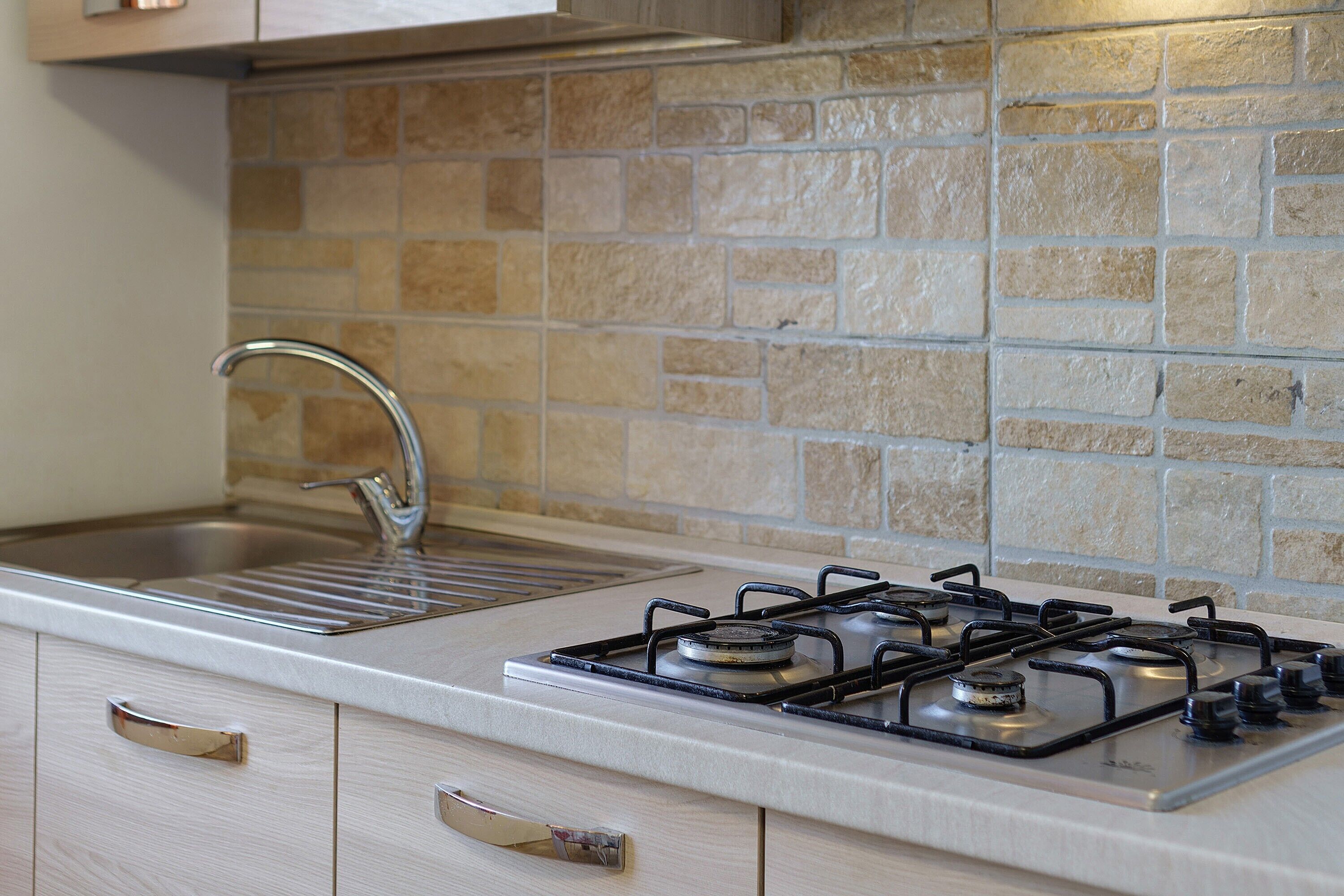 Frigorífico, horno, placa de cocina y hervidor eléctrico