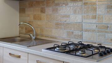 Frigorífico, horno, placa de cocina y hervidor eléctrico