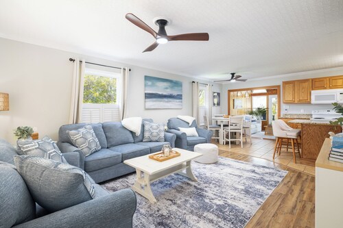 Canal front Retreat with Kayaks, Paddle boards and Fire pit. Newly Furnished!
