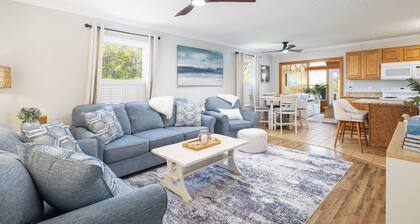 Canal front Retreat with Kayaks, Paddle boards and Fire pit. Newly Furnished!