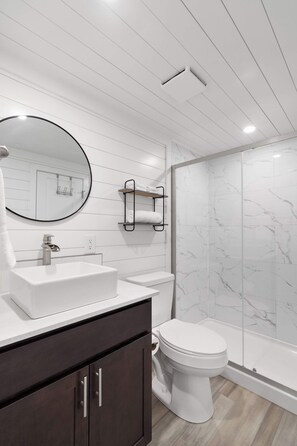 Shower, hair dryer, towels, shampoo - Blue Bayou - Floating House on Lake Cumberland (Russell Springs)