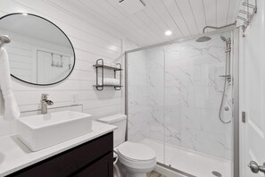 Shower, hair dryer, towels, shampoo - Blue Bayou - Floating House on Lake Cumberland (Russell Springs)