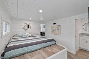 4 bedrooms, WiFi, bed sheets - Lake-It-Easy Floating House on Lake Cumberland (Russell Springs)