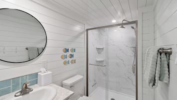 Dusche, Haartrockner, Handtücher, Shampoo