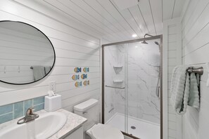 Shower, hair dryer, towels, shampoo - Lake-It-Easy Floating House on Lake Cumberland (Russell Springs)